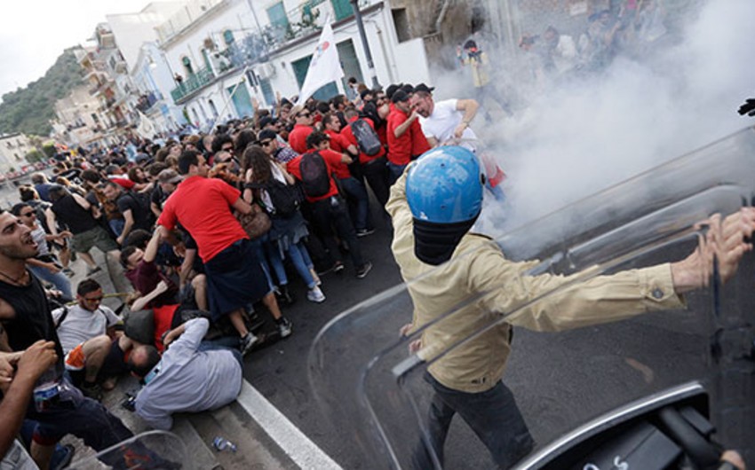 Полиция применила газ на митинге против G7 в Италии