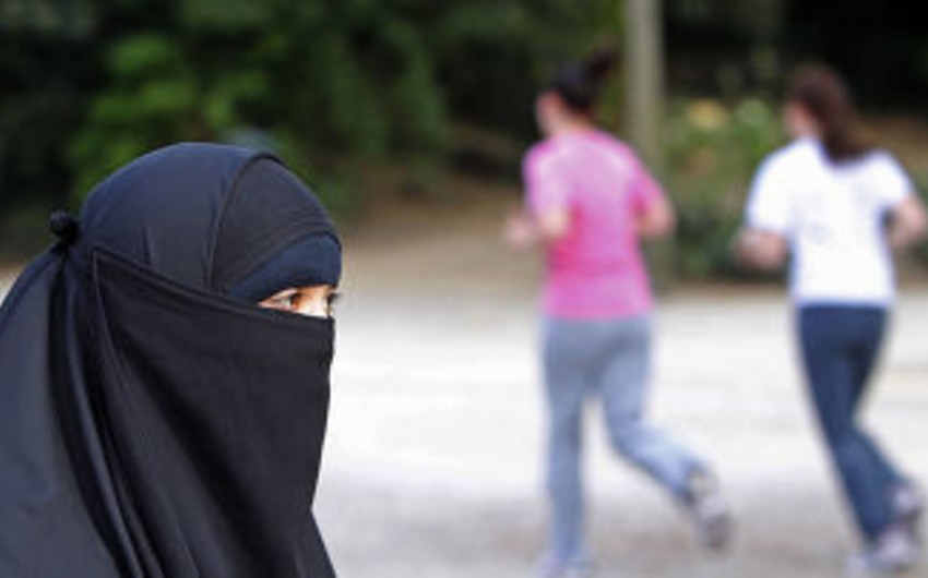 Norveçin təhsil müəssisələrində niqab qadağan edilib