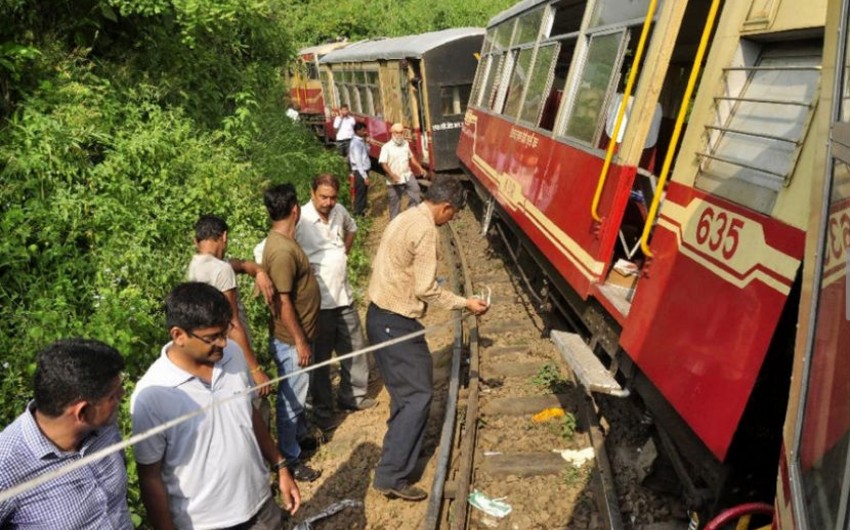 Три человека погибли в результате схода с рельсов поезда в Индии