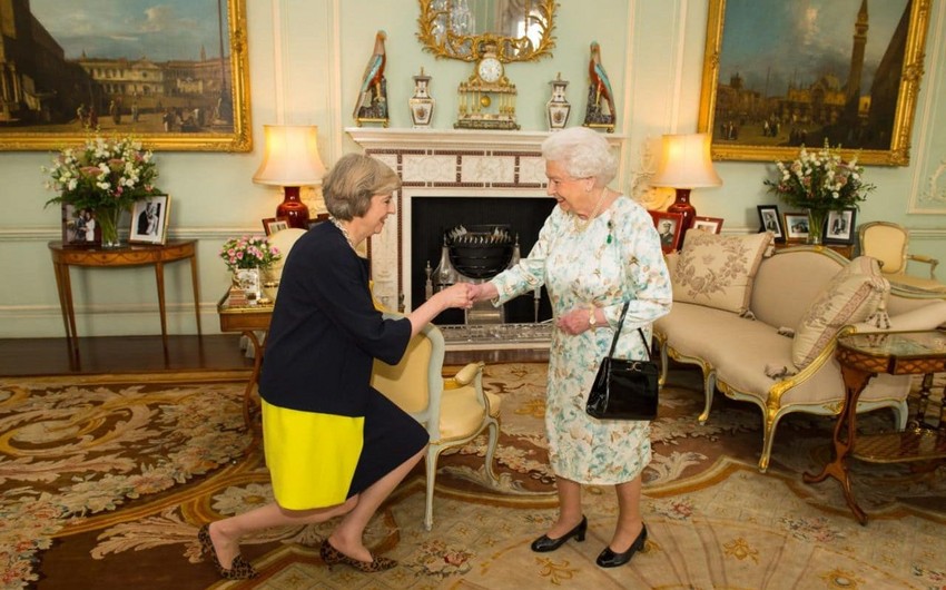 Тереза Мэй попросила британскую королеву о роспуске парламента