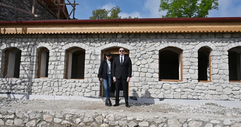 Президент и первая леди ознакомились с восстановительными работами в Доме-музее Узеира Гаджибейли в Шуше