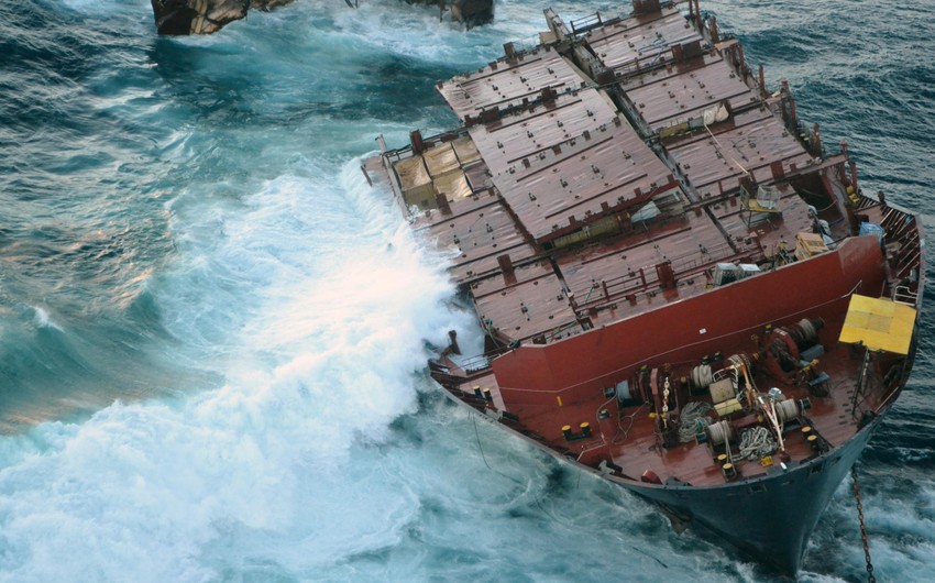 Почти 40 человек числятся пропавшими без вести после аварии судна КНР в Индийском океане