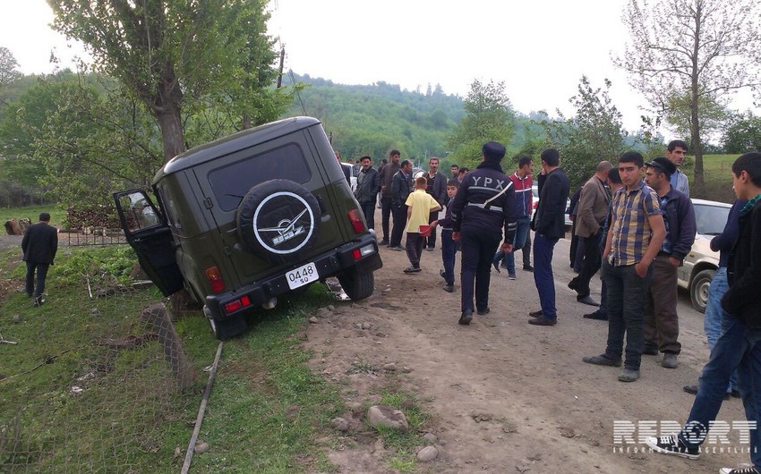 В Лянкяране перевозящий пограничников автомобиль врезался в дерево, есть погибший и пострадавший - ФОТО