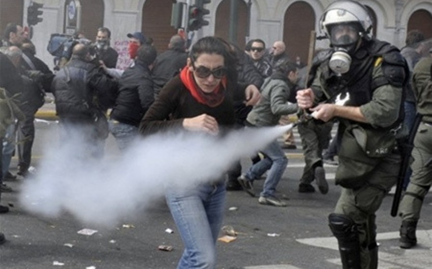 В Афинах полиция применила слезоточивый газ для разгона студентов