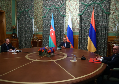 В Москве продолжается встреча глав МИД Азербайджана, Армении и России