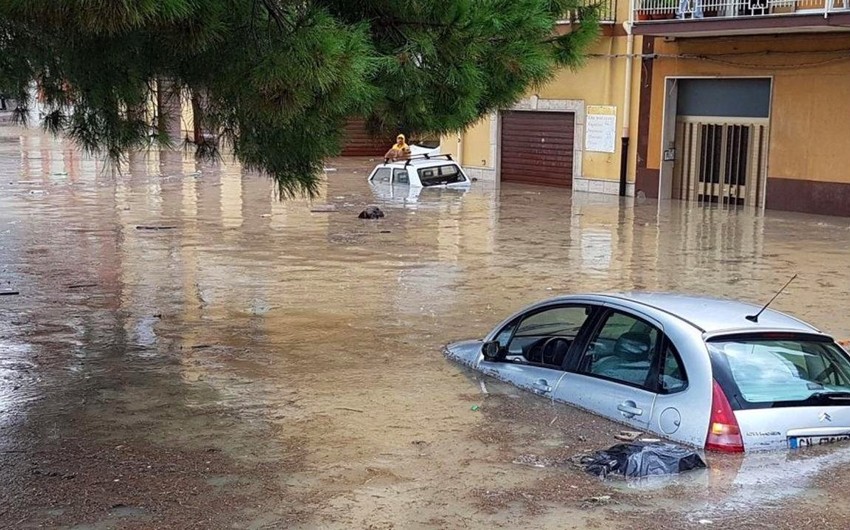 На Сицилии из-за ливней затопило город Катания