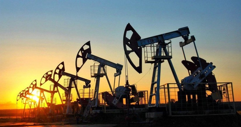 Azerbaijani oil price drops by nearly $2