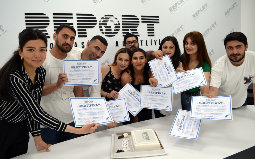 Certificates presented to graduates of Report Media School