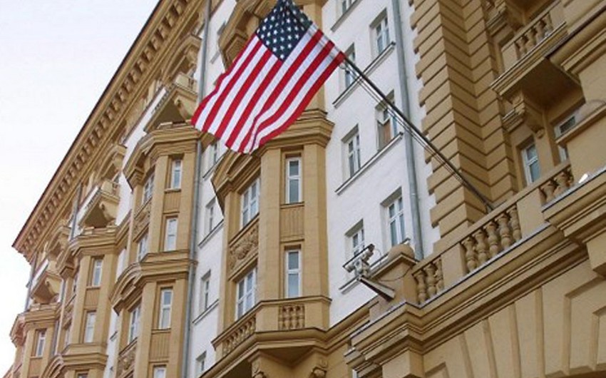 Американские дипломаты покидают здание посольства в Москве