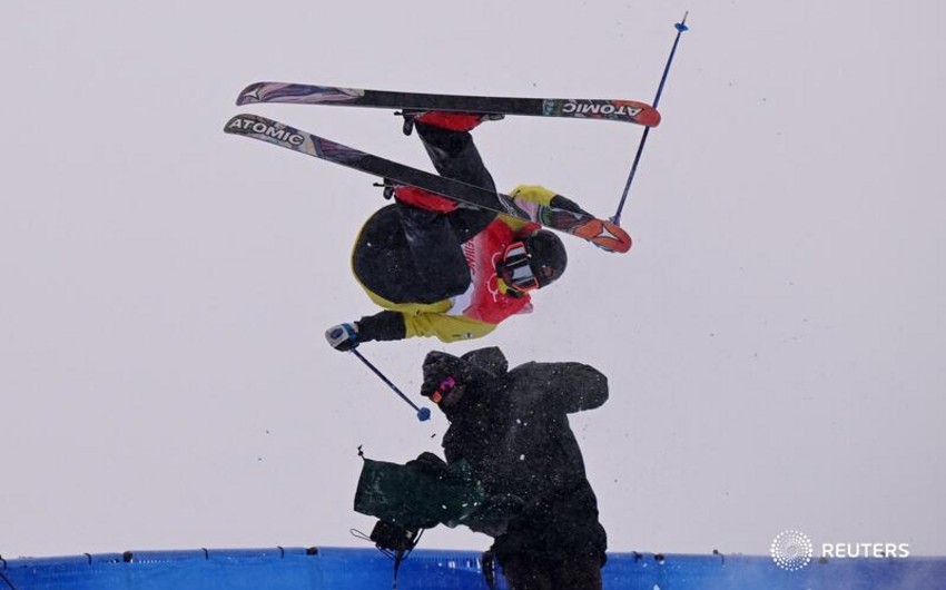 Beijing 2022: Cameraman knocked off his feet by freefalling freeskier