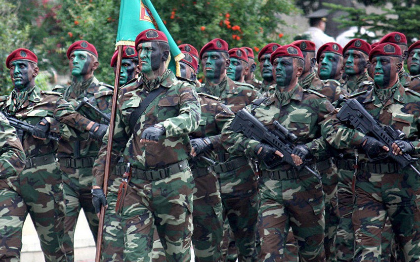На дороге Горис-Кафан стоят азербайджанские военнослужащие
