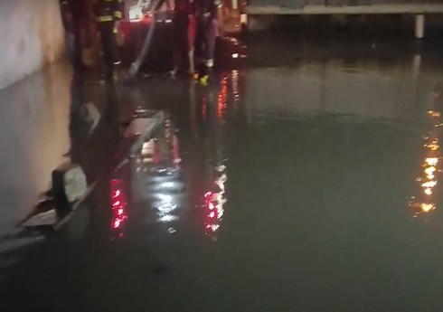 Сотрудники МЧС откачали воду из затопленного после ливня дома в Баку