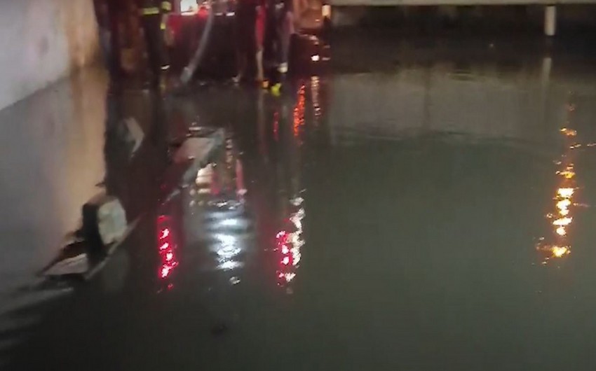 Сотрудники МЧС откачали воду из затопленного после ливня дома в Баку