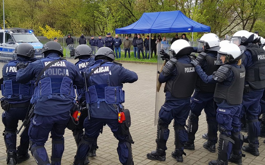 Polşa polisi hakimiyyəti kütləvi etirazlarla hədələyib