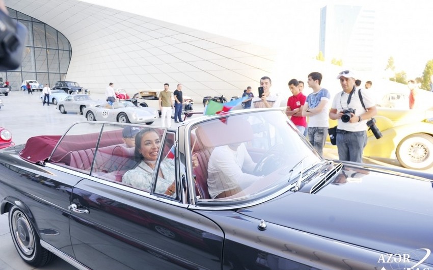 При организации Автомобильной федерации Азербайджана состоялись выставка и автопробег классических автомобилей
