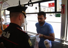 Bakıda polis avtobus sərnişinlərinin maskadan istifadəsi ilə bağlı reyd keçirib - VİDEO