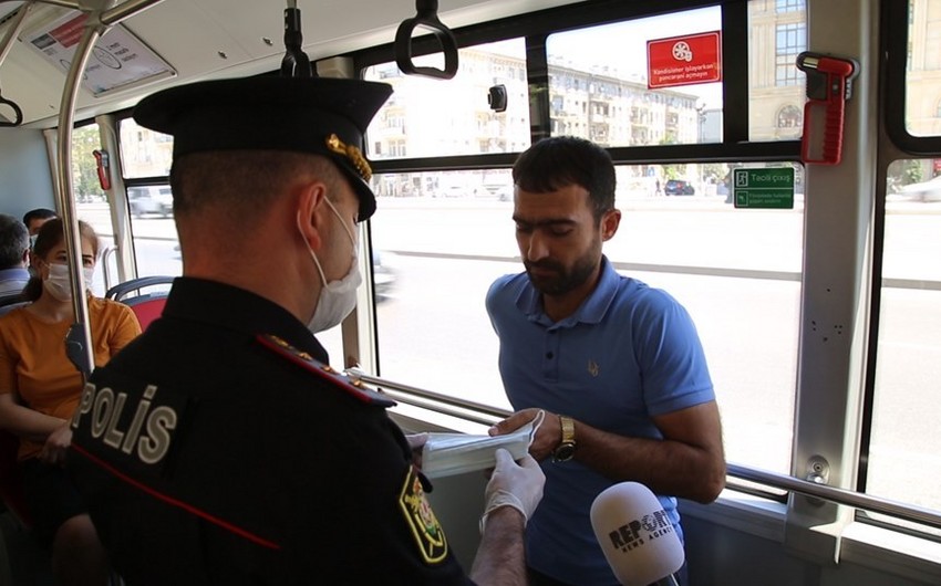 Bakıda polis avtobus sərnişinlərinin maskadan istifadəsi ilə bağlı reyd keçirib - VİDEO