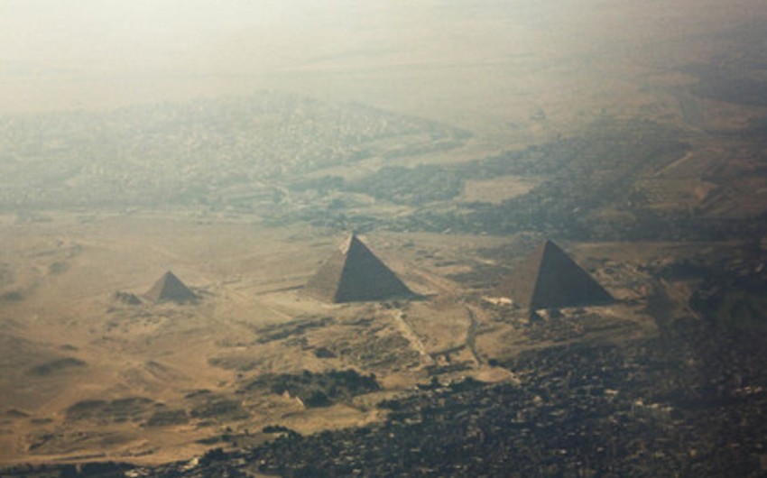 Египетские пирамиды подсветят цветами российского и французского флагов