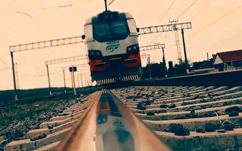 В Баку пассажирский поезд сбил пешехода, переходившего дорогу в неположенном месте