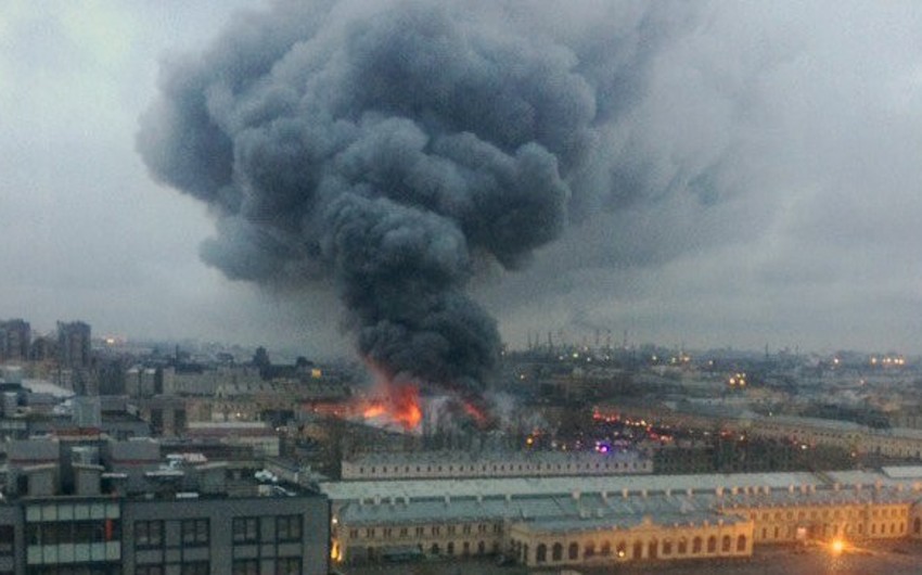 Sankt-Peterburqda hipermarket yanır, 800 nəfər təxliyyə edilib