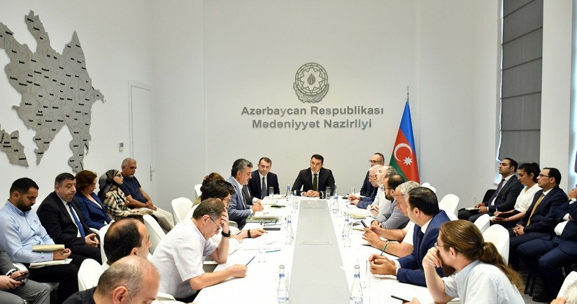 Mədəniyyət naziri naşirlərlə görüşüb
