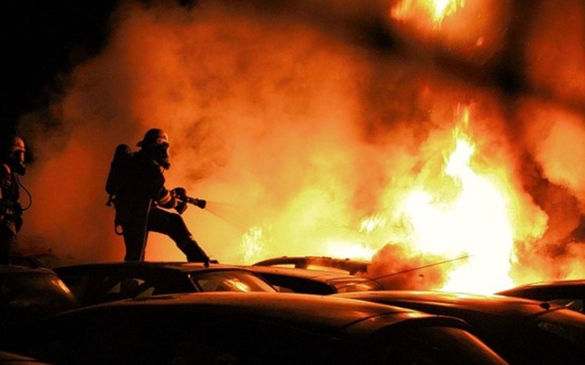 СМИ: Не менее 16 машин Amazon сгорели в Берлине в результате беспорядков