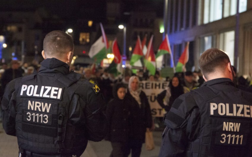 Eight police officers injured in pro-Palestinian demonstration in Berlin