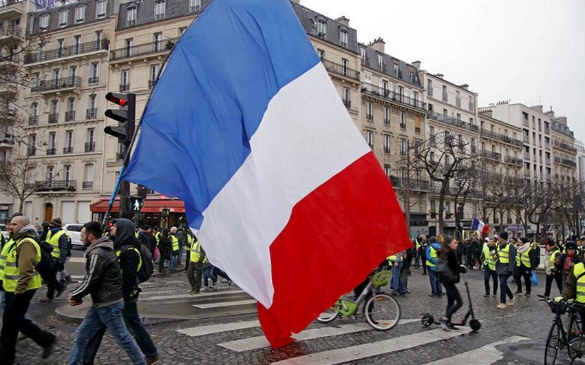 В акциях протеста во Франции приняли участие 84 тыс. желтых жилетов