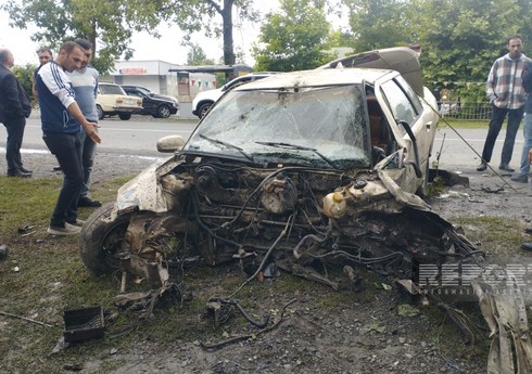 В Огузе автомобиль развалился на части после наезда на дерево, водитель получил травмы