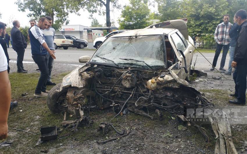 В Огузе автомобиль развалился на части после наезда на дерево, водитель получил травмы