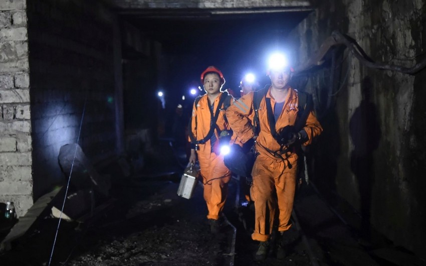 В Китае обвал на шахте заблокировал восемь горняков