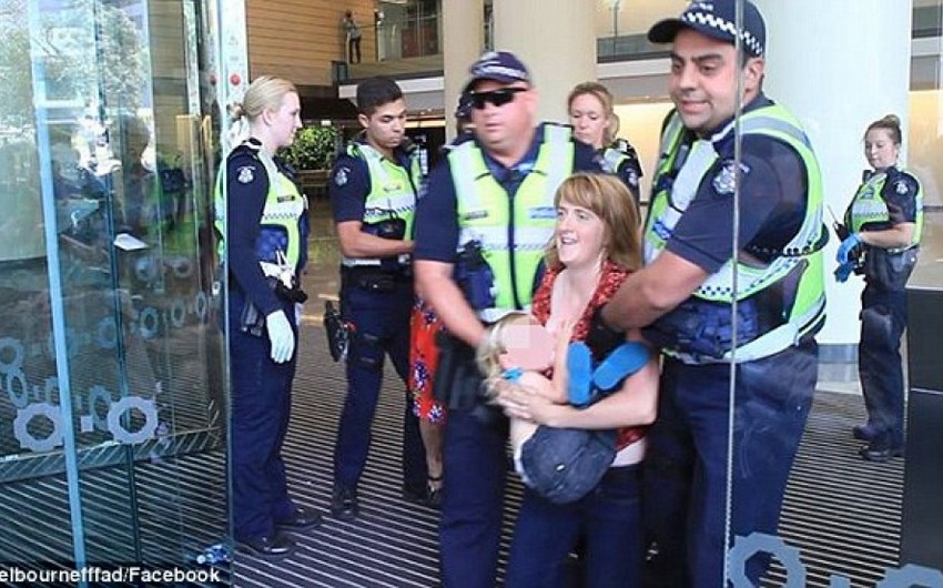 ​Полиция Мельбурна выволокла кормящую мать с ребенком из миграционного ведомства - ВИДЕО