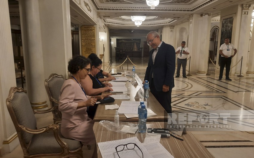 Mikayil Jabbarov casts his vote in Azerbaijan’s snap parliamentary elections