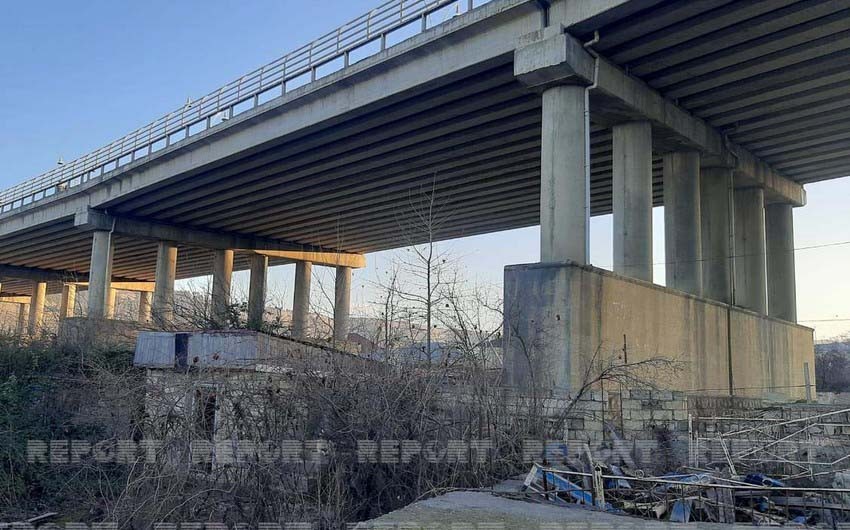 В Шабране автомобиль упал с моста, есть пострадавшие
