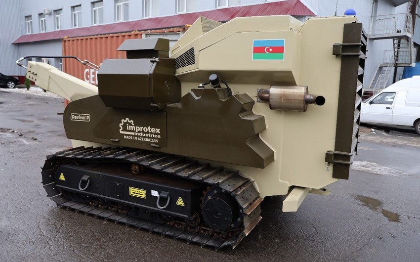 Азербайджан передал Украине машину для гуманитарного разминирования 
