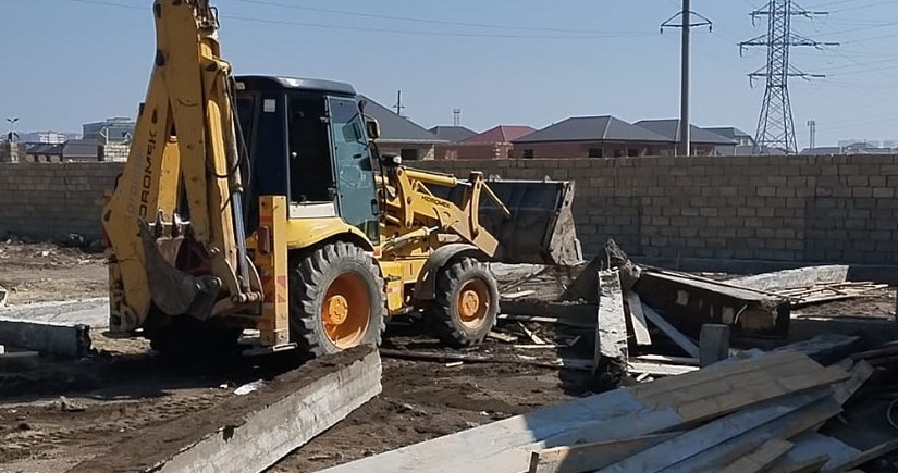 FHN Sumqayıtda qanunsuz tikilini söküb