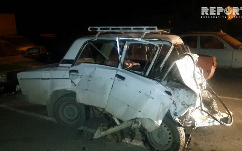 На Абшероне легковой автомобиль врезался в грузовой фургон, водитель сломал обе ноги - ФОТО