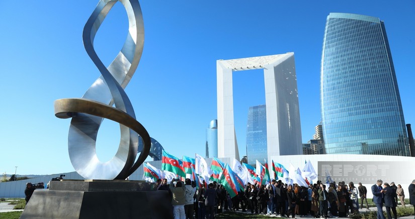 Azərbaycan xalqı Zəfər parkını ziyarət edir - FOTOREPORTAJ