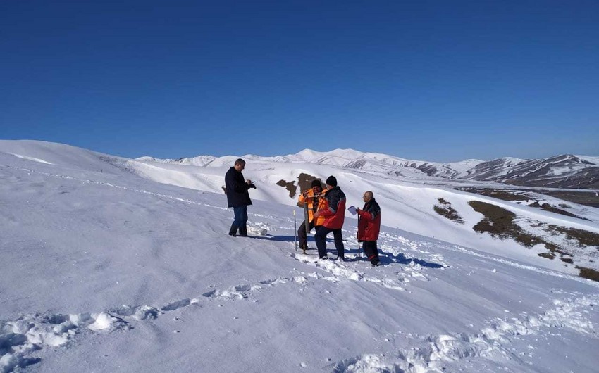 В высокогорных территориях Азербайджана проводятся снегоизмерительные работы