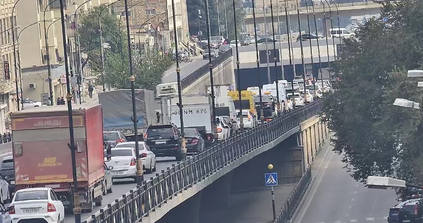 Bakıda yol qəzası olub, sıxlıq yaranıb