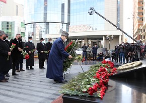 Allahşükür Paşazadə Ana fəryadı abidəsini ziyarət edib