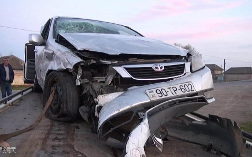 В Лянкяране произошла авария, два человека тяжело ранены - ФОТО