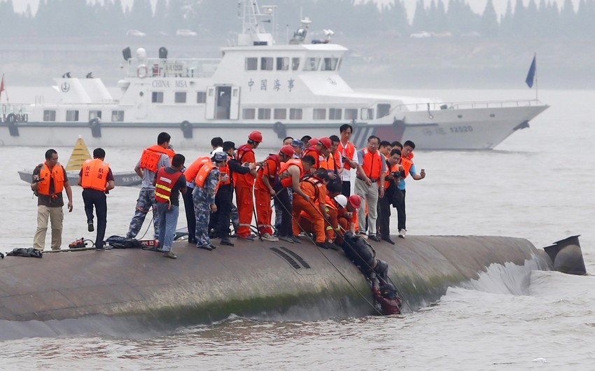 В Китае после опрокидывания пассажирского судна погибли 10 человек