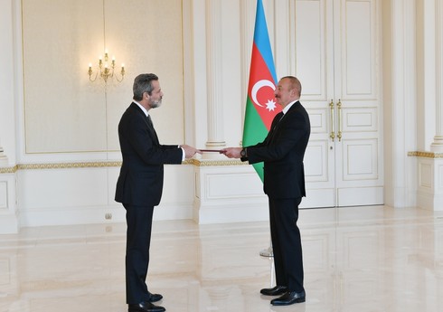 Ильхам Алиев принял верительные грамоты новоназначенного посла Португалии