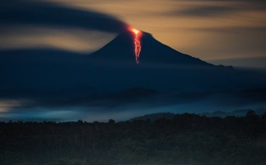 Volcano erupts in Ecuador