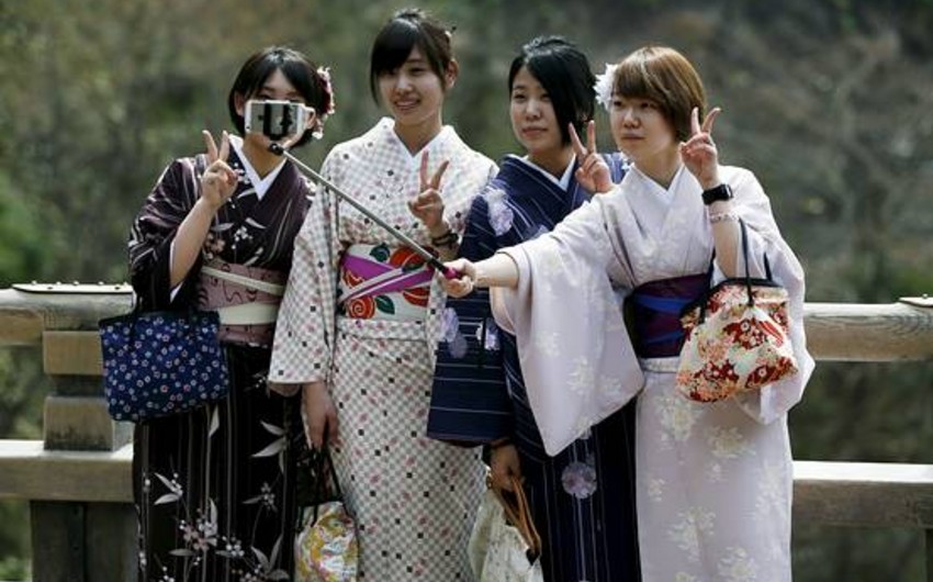 ​Yaponiyada selfi çubuqlarını qadağan edirlər