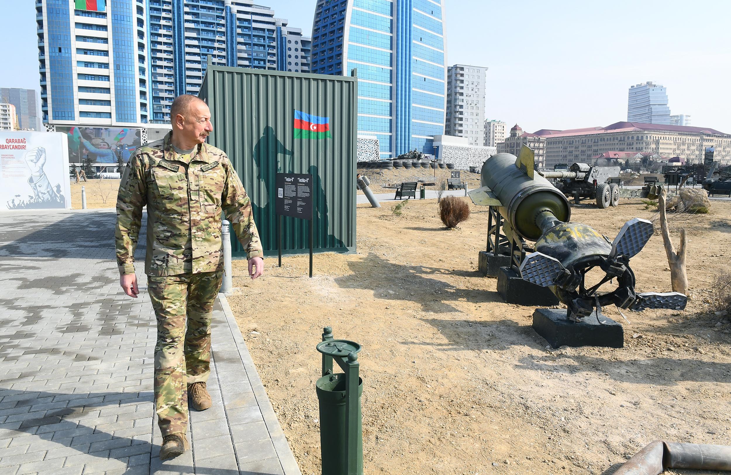 Азербайджан захватил. Парк военных трофеев в Баку. Алиев открыл парк военных трофеев в Баку.