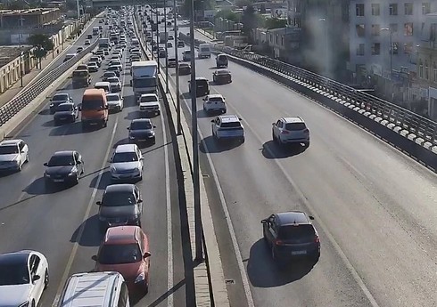 В Баку на некоторых улицах наблюдается плотный транспортный поток