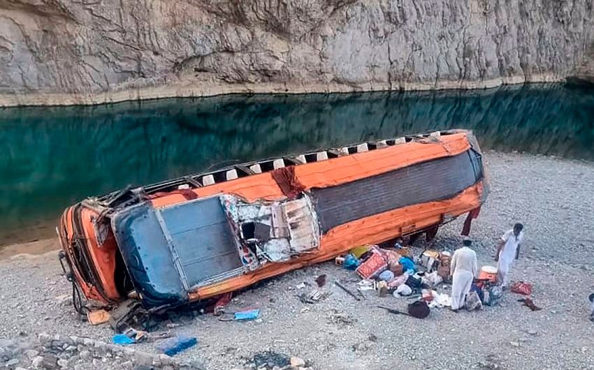Pakistanda sərnişin avtobusu qəzaya uğrayıb, 17 nəfər ölüb, 41 nəfər yaralanıb