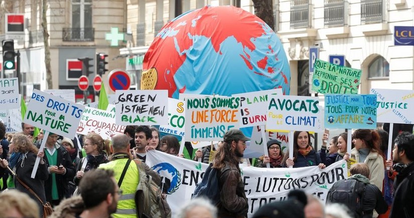 Ekoaktivistlər Paris yaxınlığında etiraz aksiyası keçiriblər 